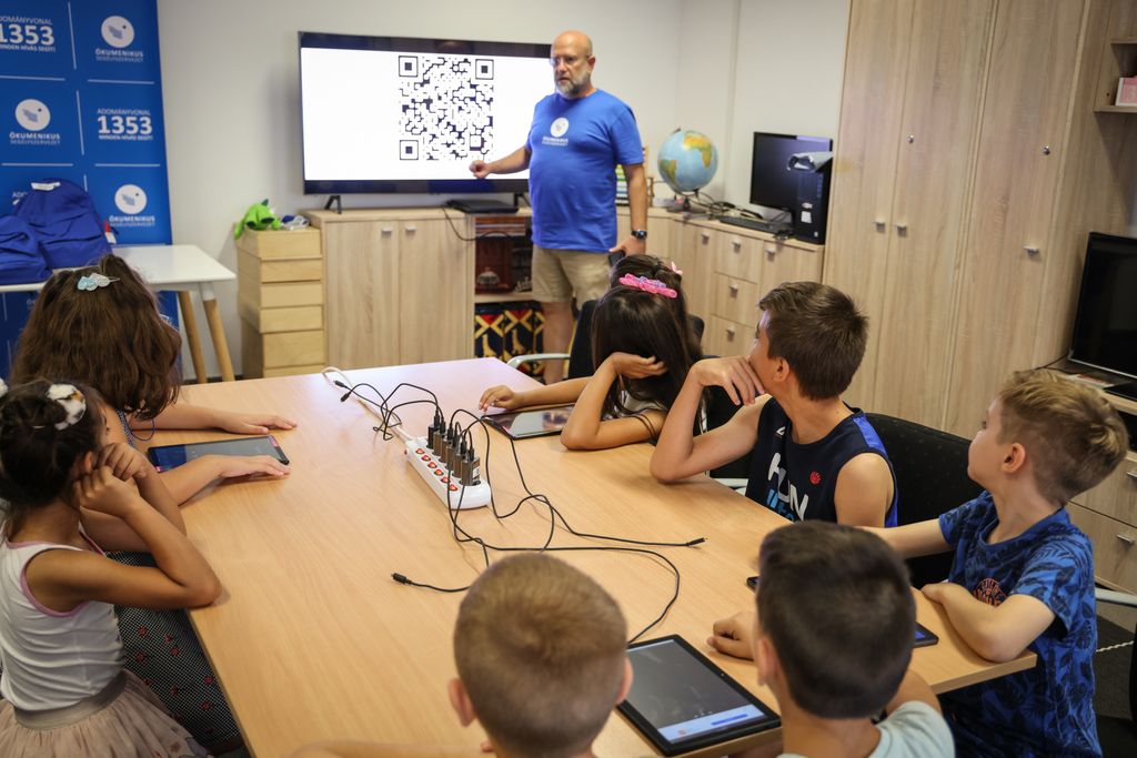 Digitális háttérrel az esélyegyenlőségért – folytatódik a 4iG és az Ökumenikus Segélyszervezet együttműködése