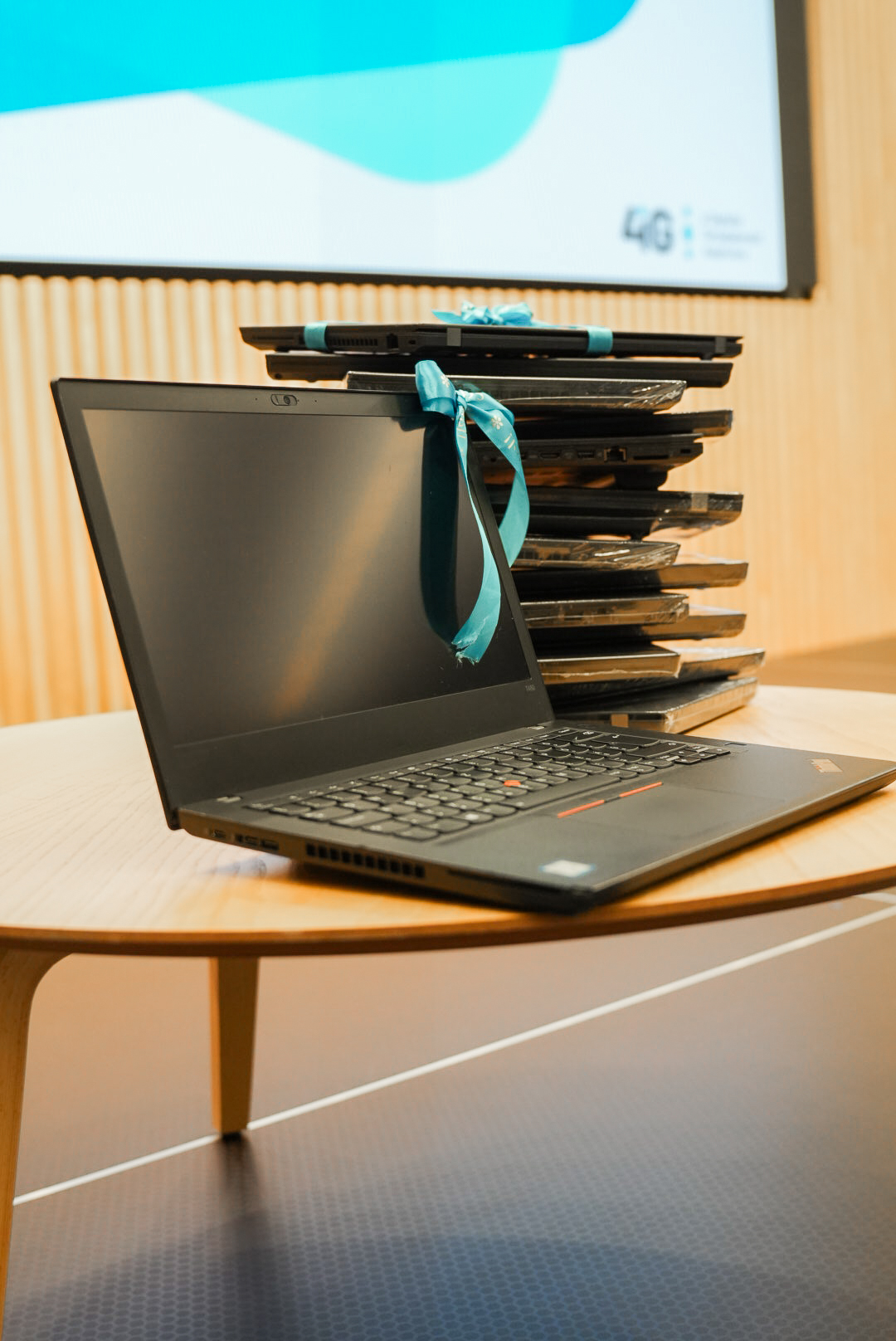 220 laptopot adományozott 15 iskolának a 4iG Alapítvány